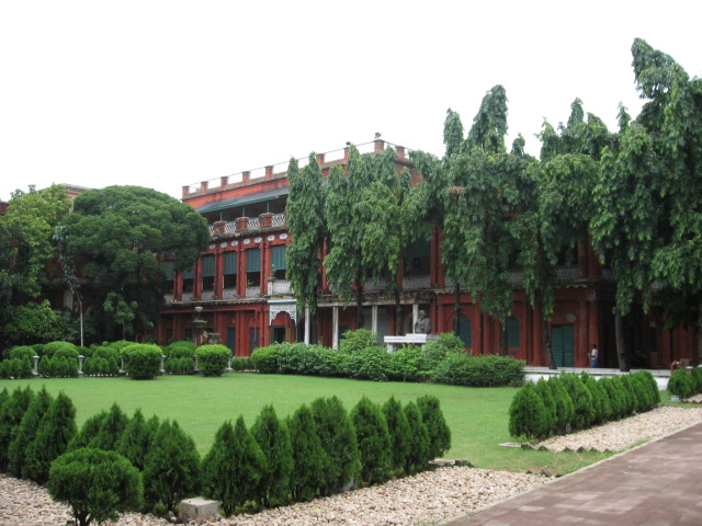 জোড়াসাঁকো ঠাকুরবাড়ি, বর্তমানে কবির নামাঙ্কিত রবীন্দ্রভারতী বিশ্ববিদ্যালয়ের প্রধান শিক্ষাপ্রাঙ্গন